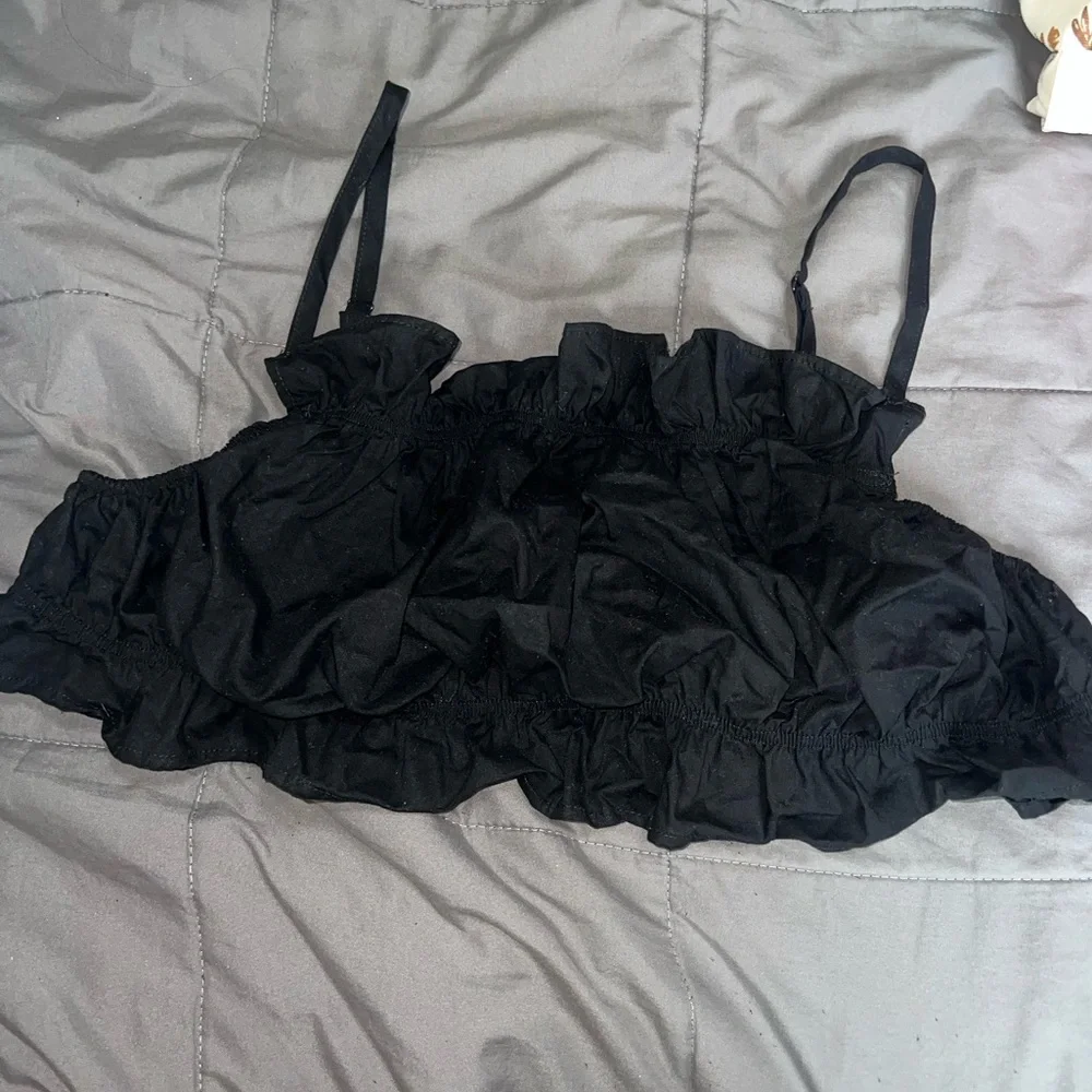 Black Ruffled Crop Top - Picture 3 of 4